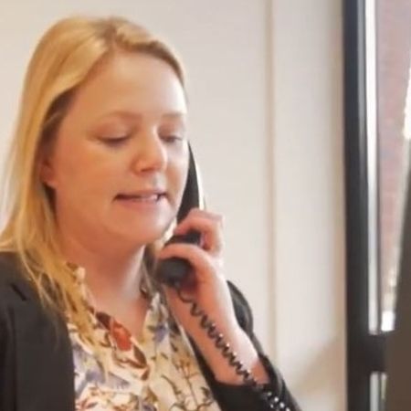 Bürofachkraft am Telefonieren