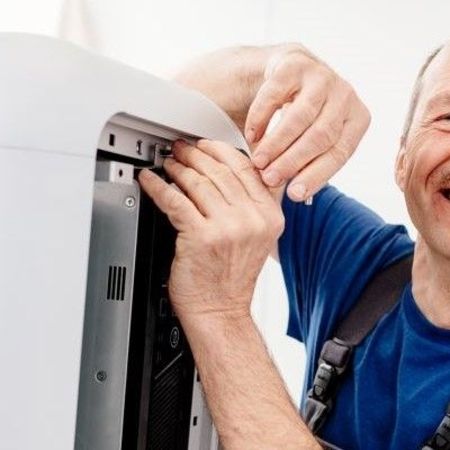 Ein Elektriker bei der Arbeit