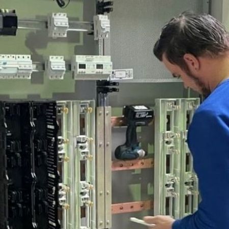 Ein Elektriker bei der Arbeit