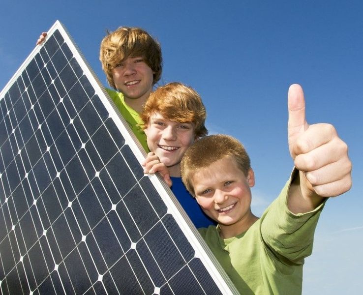 Photovoltaik mit drei glücklichen Kindern