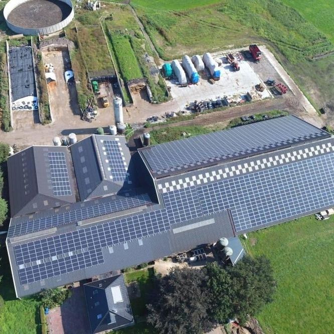 Photovoltaikanlagen auf einem Dach von oben fotografiert