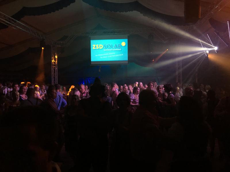 ZSD Solar auf der Bühne sponsort hiesiges Oktoberfest
