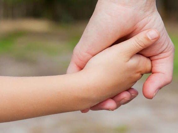 Zwei sich festhaltende Hände