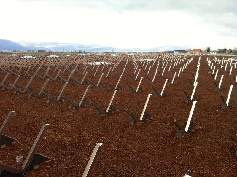 Während der Montage: Die Grundplatten und Knick-Fix-Winkel sind installiert, das Substrat dient gleichzeitig als Systembeschwerung.