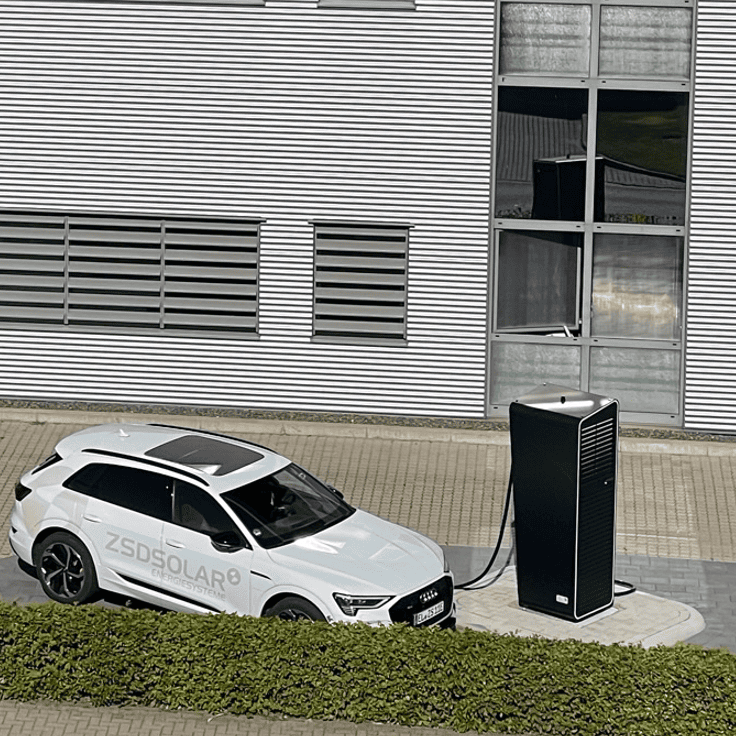 Ladeinfrastruktur - Ein Auto wird vor einem Haus aufgeladen