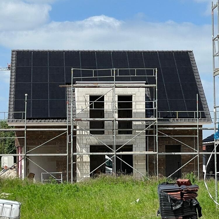 Photovoltaikanlage auf einem Hausdach mit Gerüst
