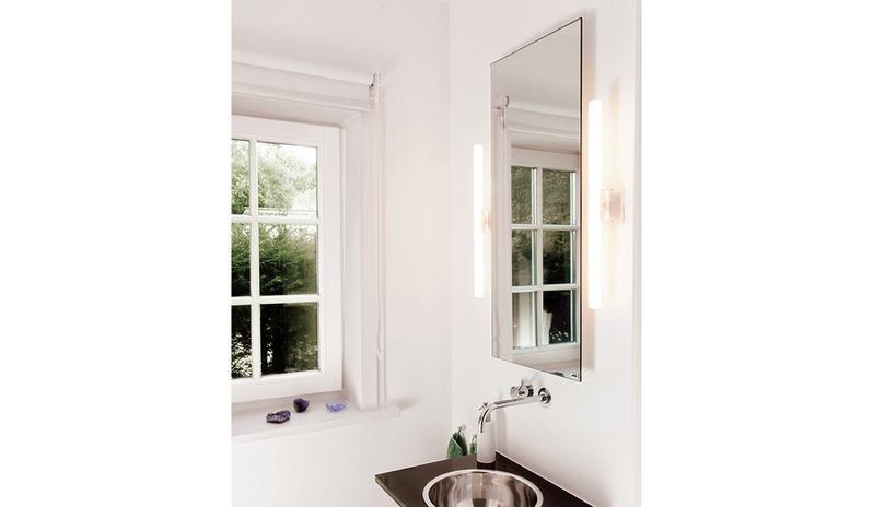 Helles Badezimmer mit Fenster und Spülbecken