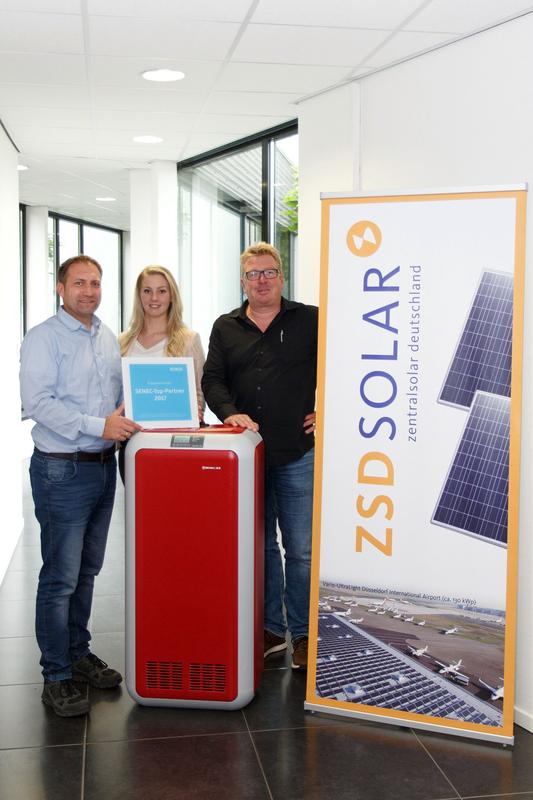 ZSD Solar wird als SENEC Top Partner ausgezeichnet. Man sieht drei glückliche Mitarbeiter.